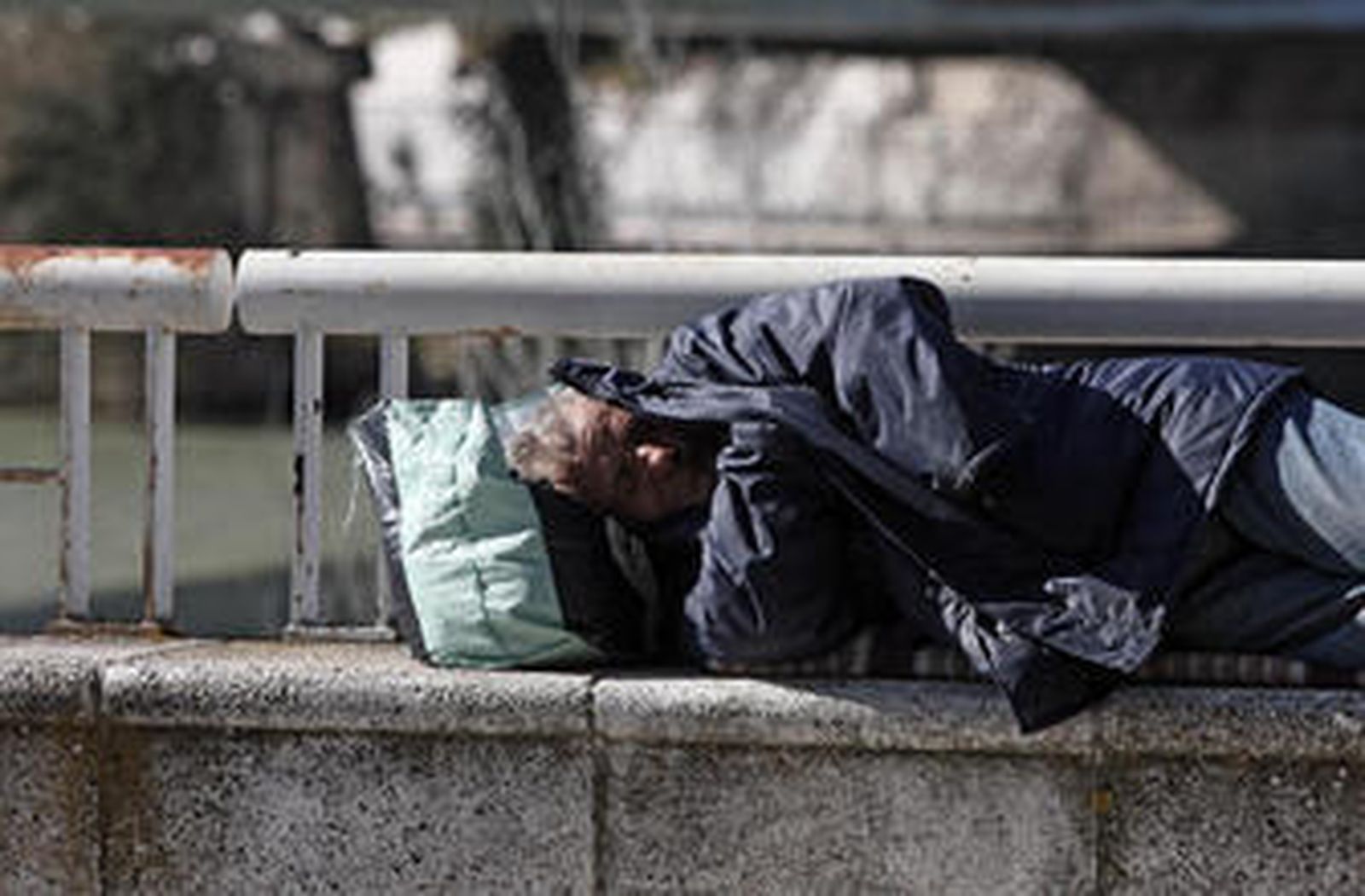 Un hombre duerme en un banco, el invierno pasado en Sevilla.