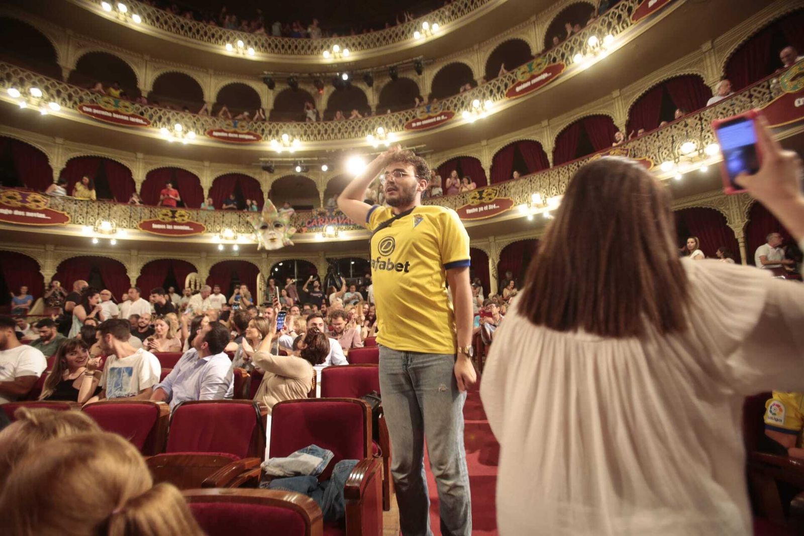 Las imágenes de la celebración de la permanencia del Cádiz CF en el Teatro Falla.