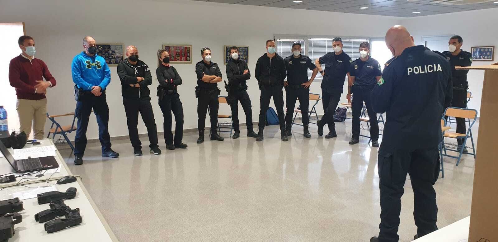 La Policía Local de Vera se forma en el uso de pistolas táser