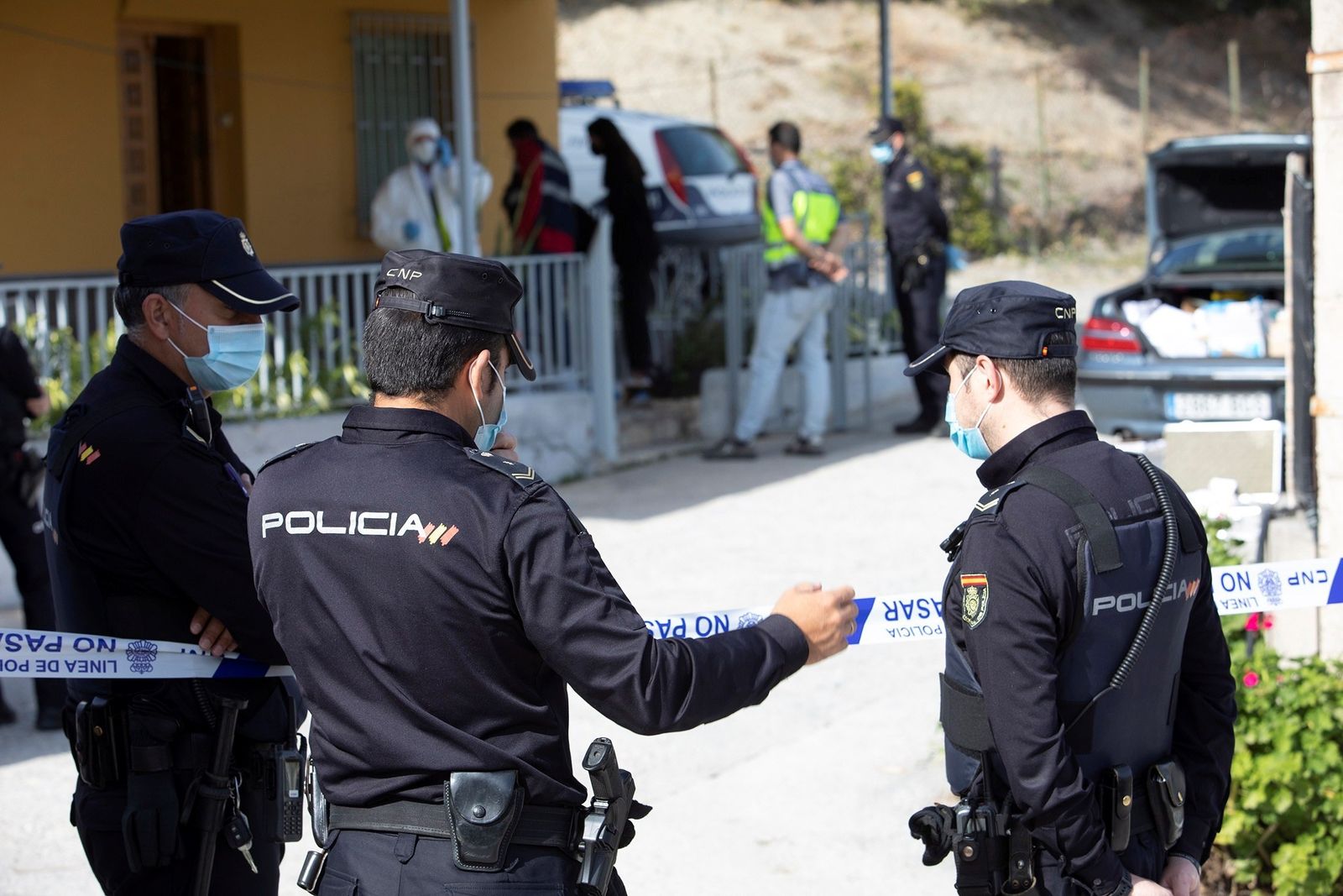 Agentes de la Policía Nacional en la escena del crimen de la joven de Motril.