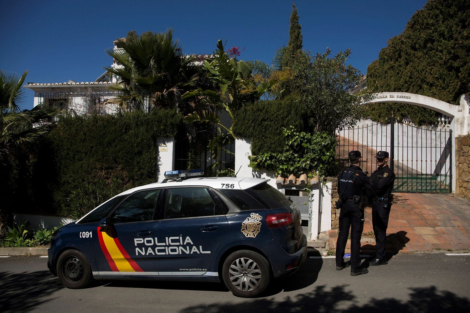 Dos policías nacionales vigilan la vivienda donde se produjeron los hechos.