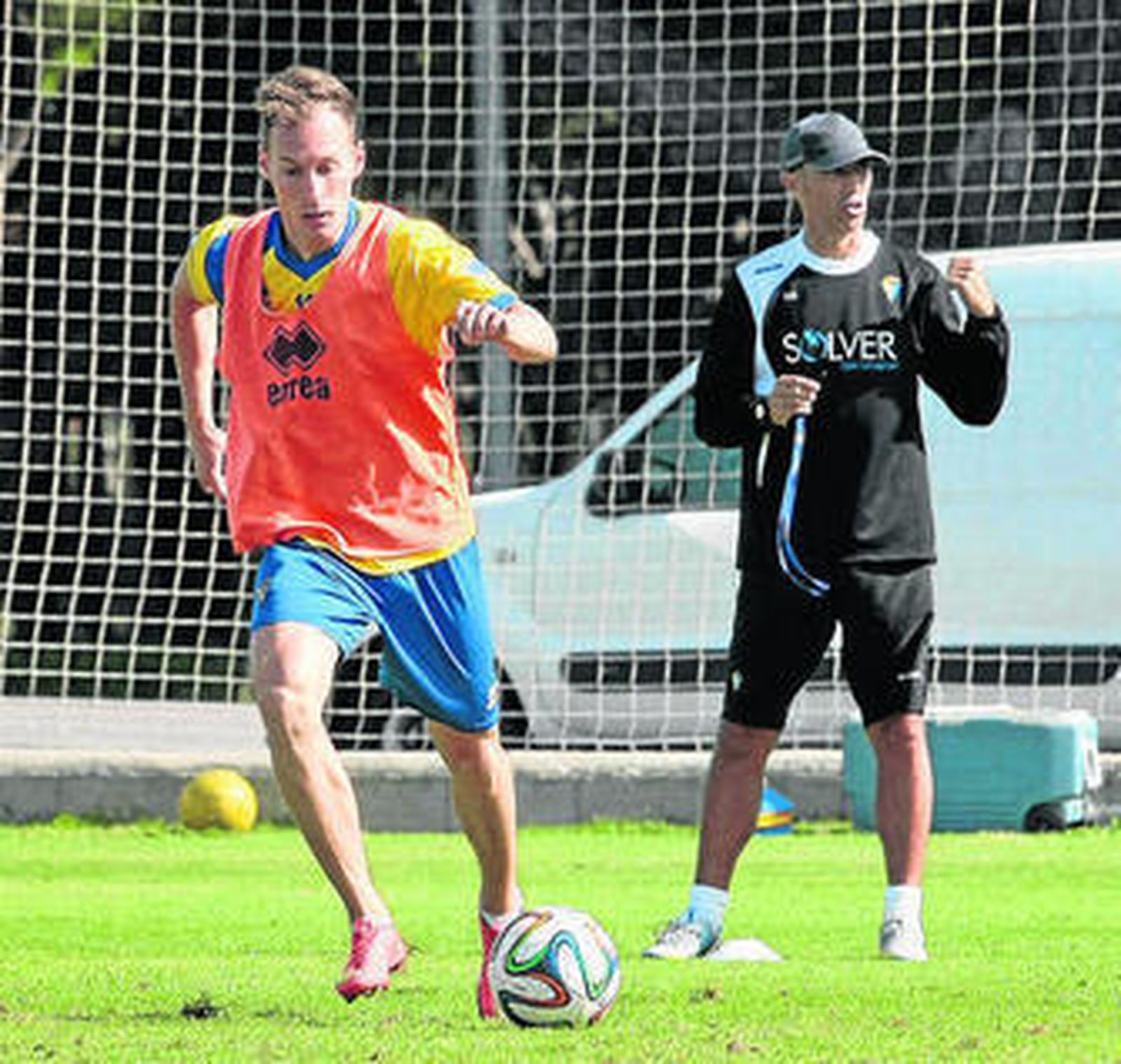 Migue conduce el balón en presencia de Calderón, en la sesión de ayer.
