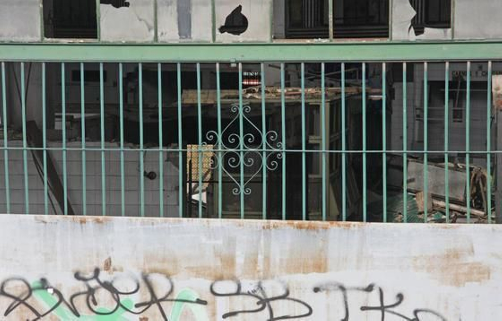 cristales rotos y basura acumulada en una de las dependencias del mercado.

Foto: B. Vargas