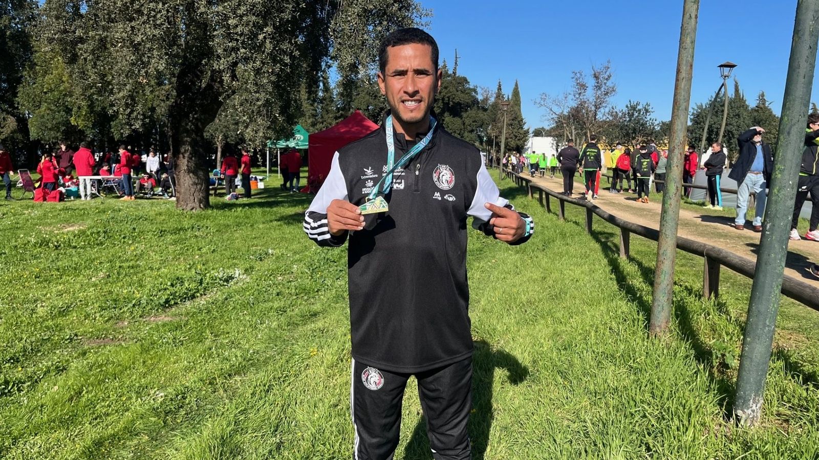 Mustapha Sabili, con su medalla de campeón de Andalucía de cross.