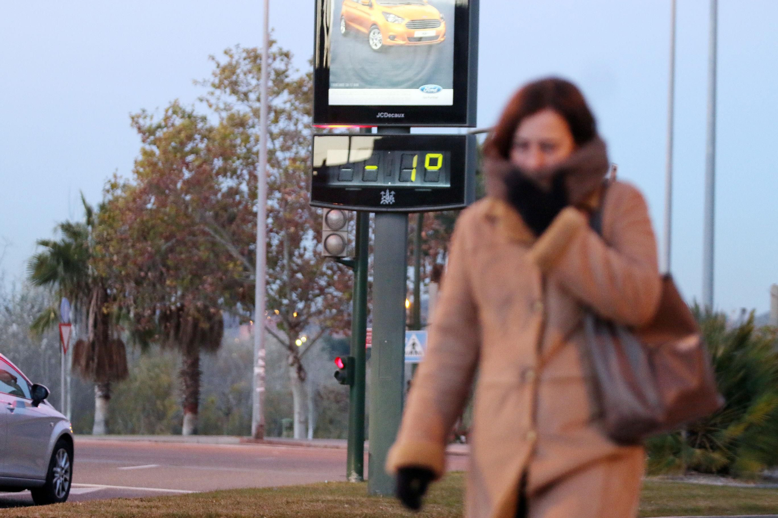 Una persona pasa delante de un termómetro en pleno invierno en Córdoba.