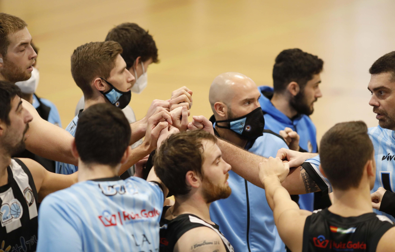 Jugadores y técnicos de la ULB hacen piña durante un partido de la pasada temporada