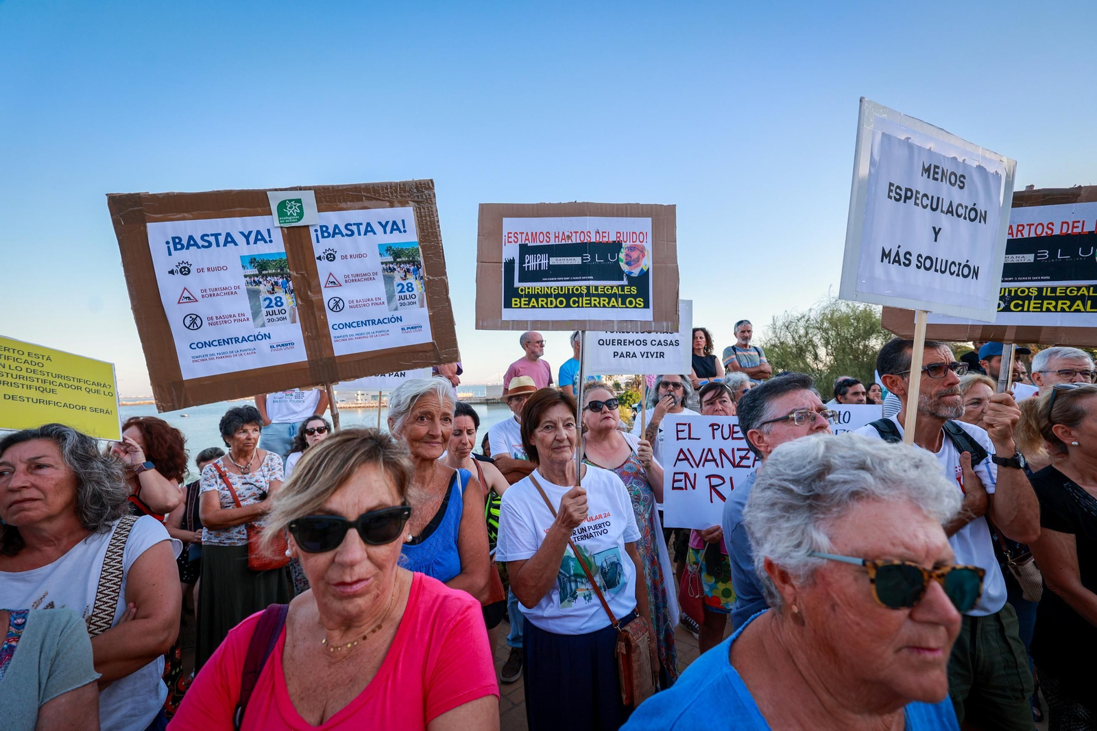 Las imágenes de la concentración en El Puerto contra el turismo de borrachera