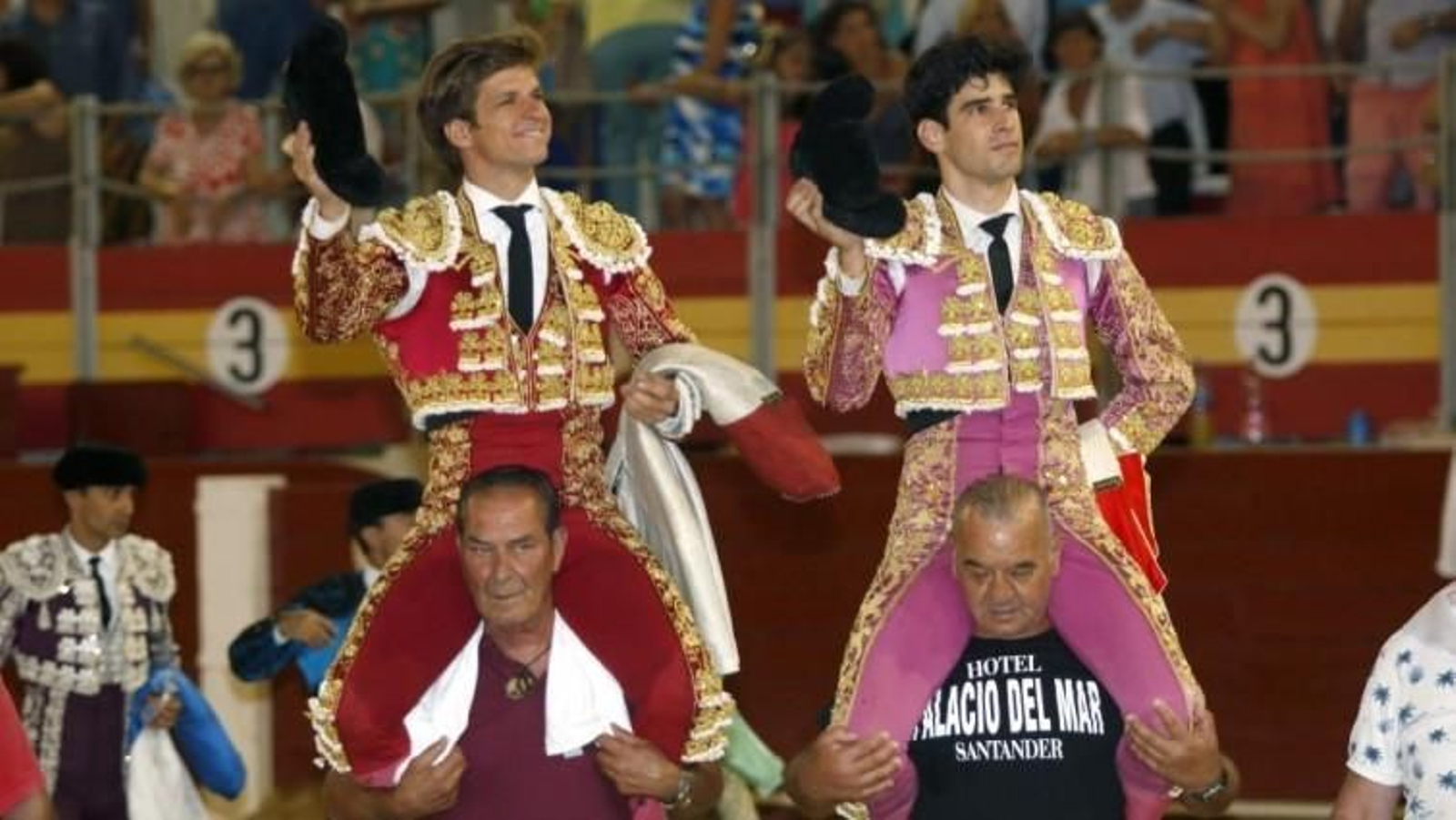 López Simón junto a El Juli en la plaza de toros de Almería.