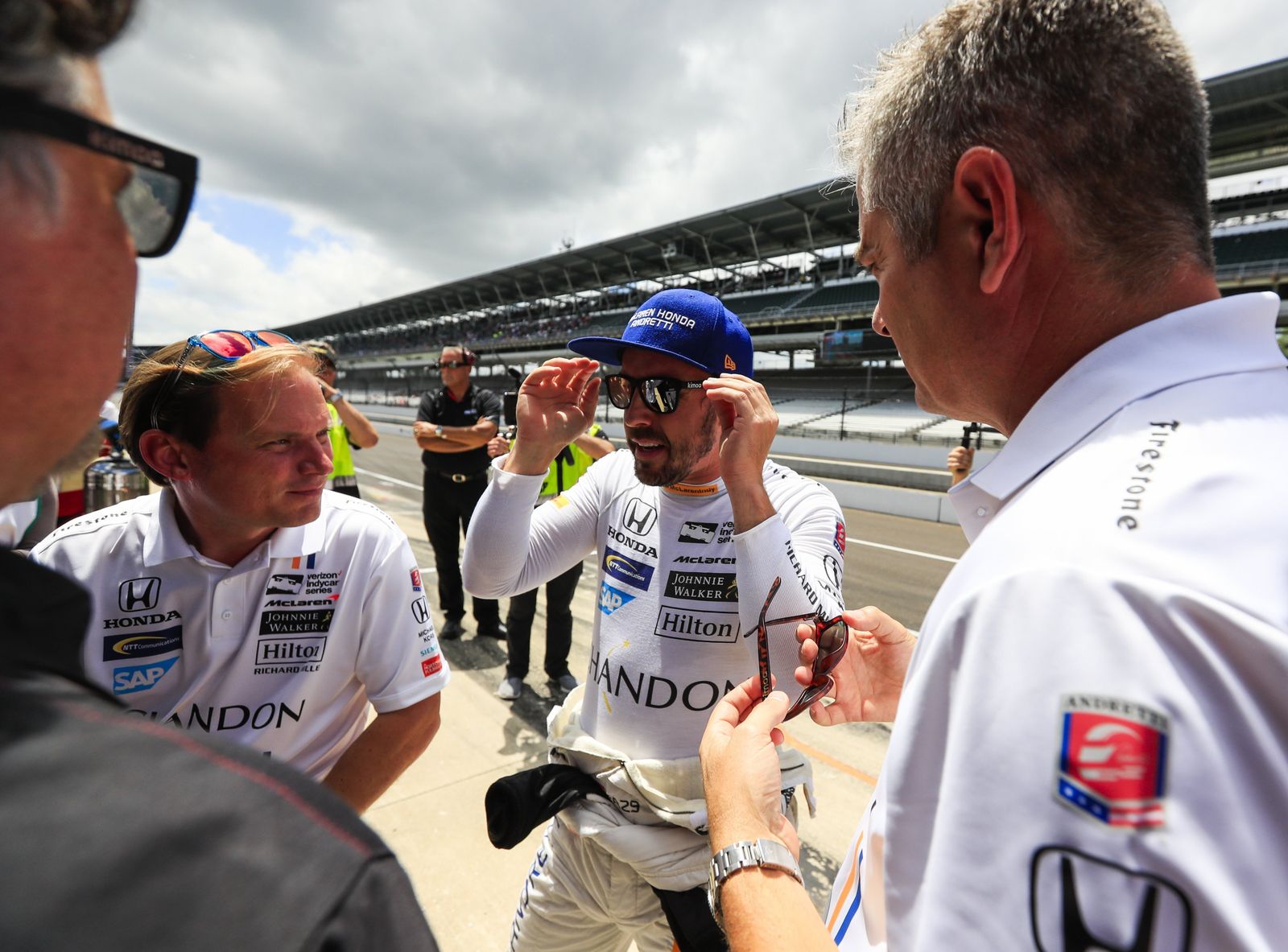Alonso dialoga con responsables de su equipo en el circuito de Indianápolis.