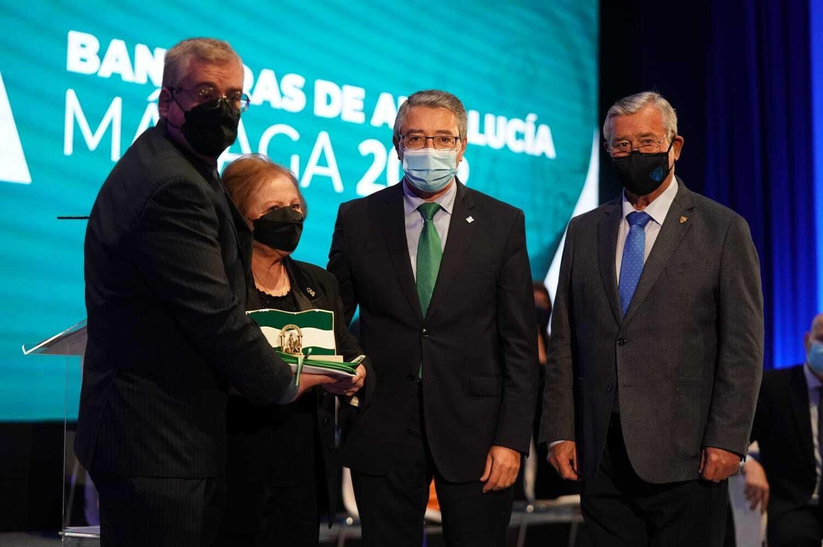 Francis Salado, junto a Francisco Martín Aguilar, entrega el premio a la familia de Antonio Benítez. Francis Salado, junto a Francisco Martín Aguilar, entrega el premio a la familia de Antonio Benítez.