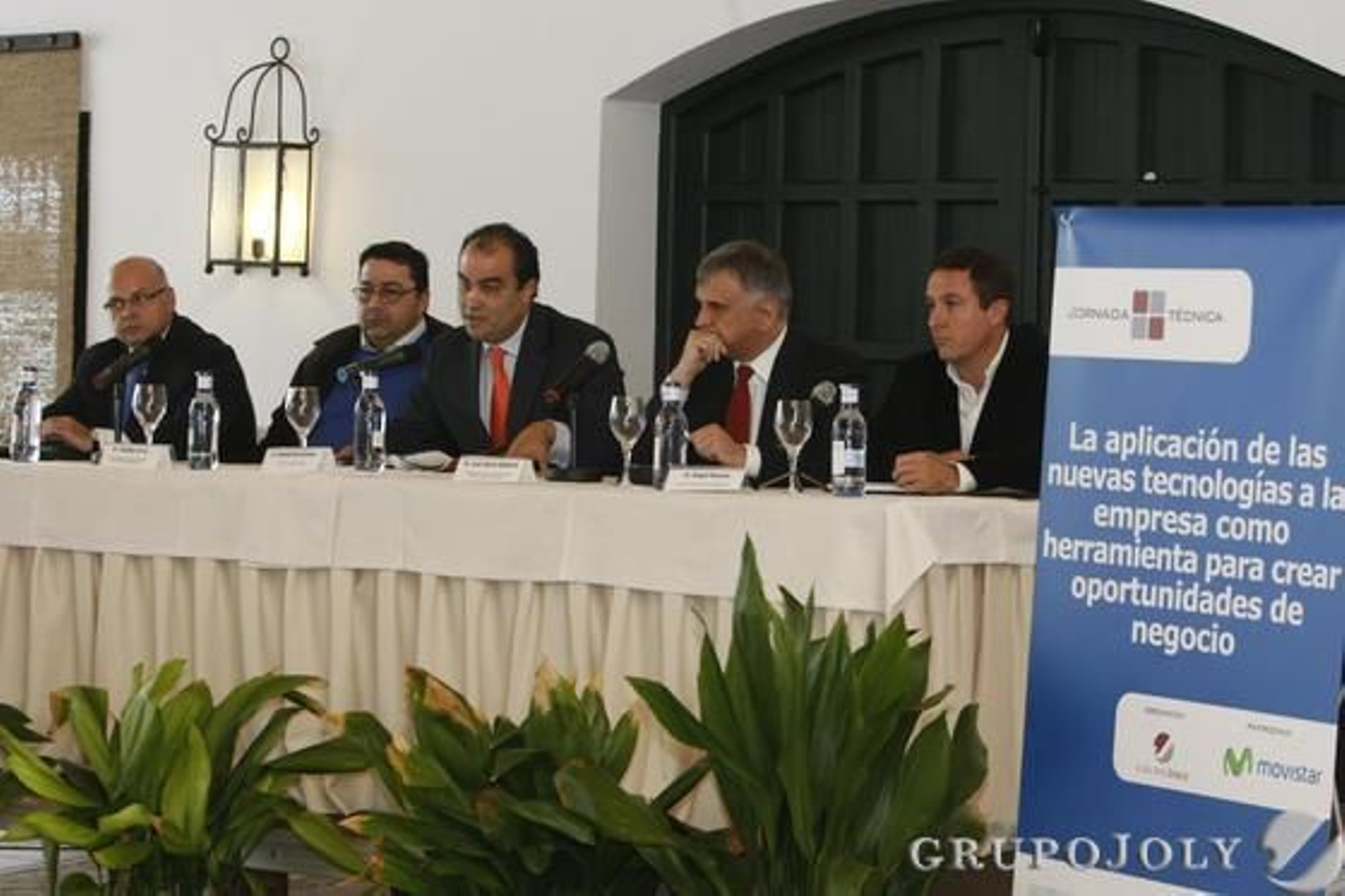 Imagen de los ponentes y el moderador de la mesa redonda de las jornadas técnicas celebradas ayer en el Cortijo de Ducha.

Foto: Pascual