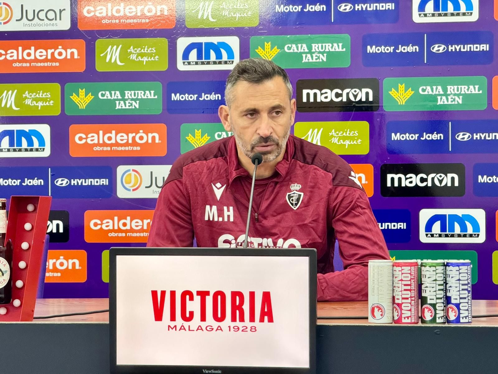 Manolo Herrero atiende a los medios de comunicación en la sala de prensa.