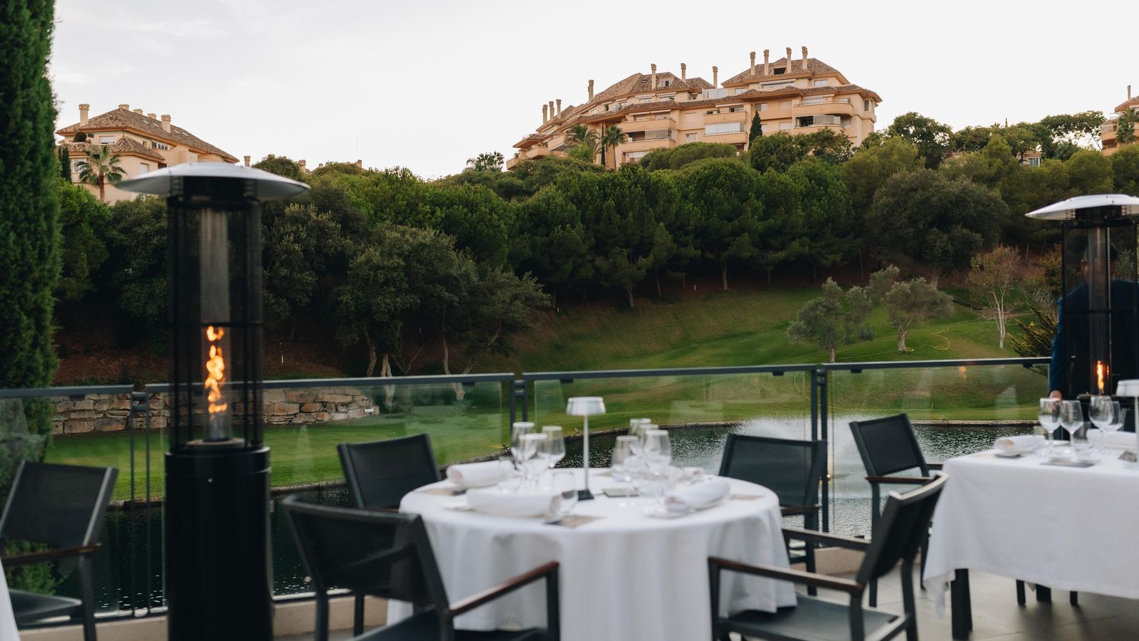La terraza del restaurante El Lago. La terraza del restaurante El Lago.