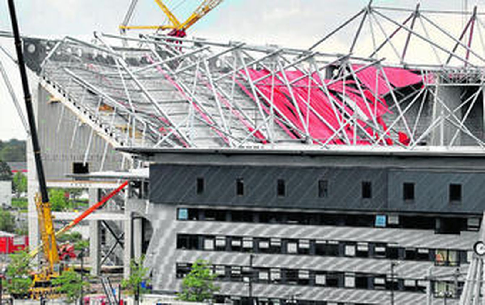 Vista exterior de la parte del estadio derrumbada.