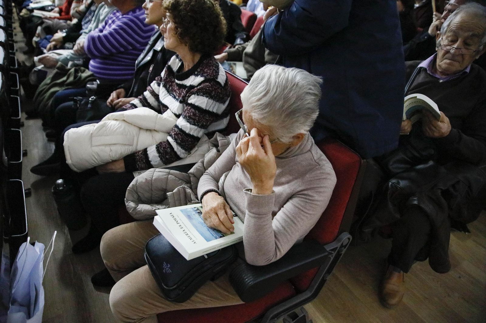 Las imágenes de la presentación del libro "Almería es poesía" en la biblioteca Villaespesa de la ciudad de Almería