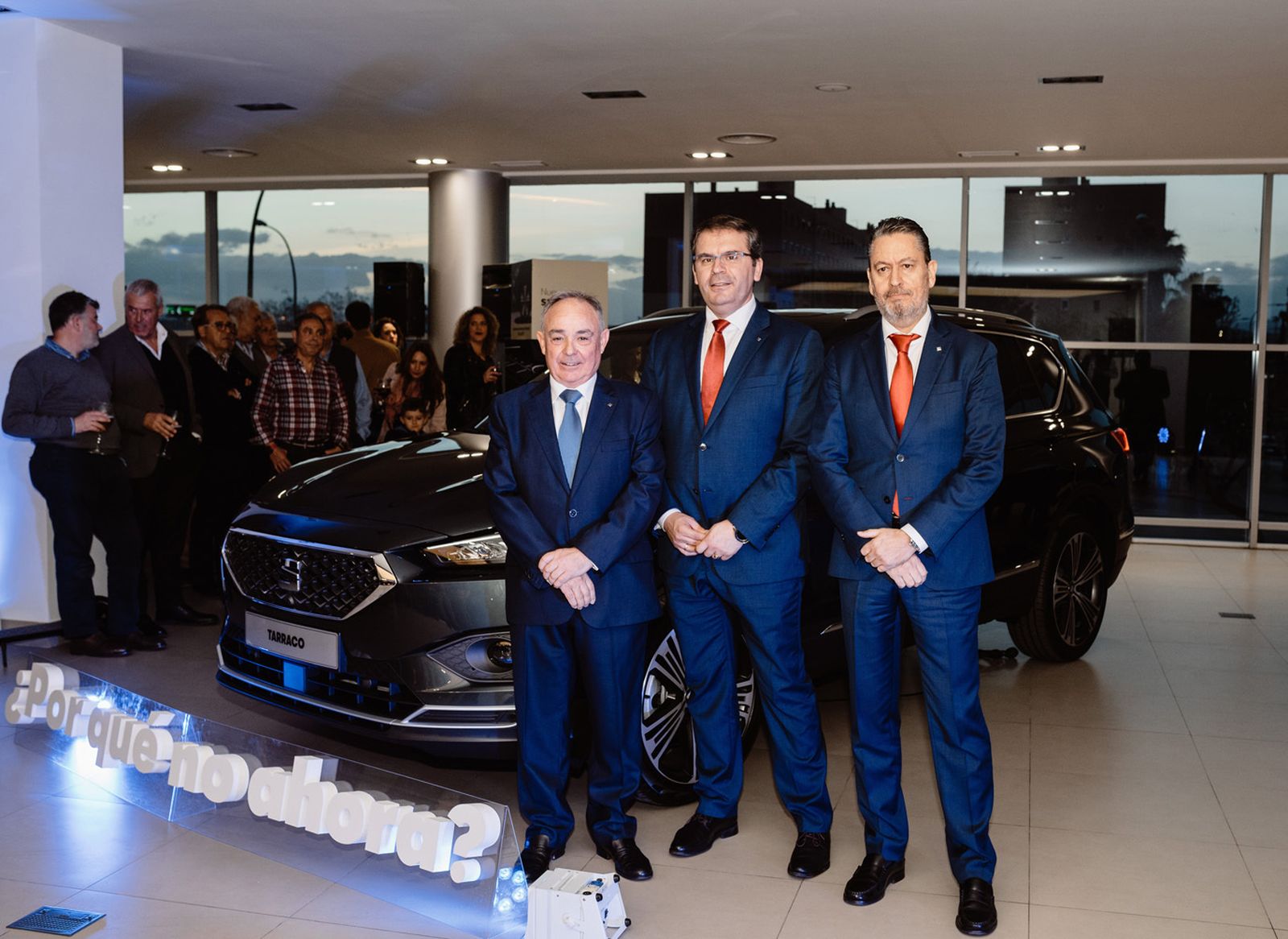 José Gómez, propietario de Automóviles Rueda, junto a Manuel García, gerente, y a Javier Espinosa, jefe de ventas.