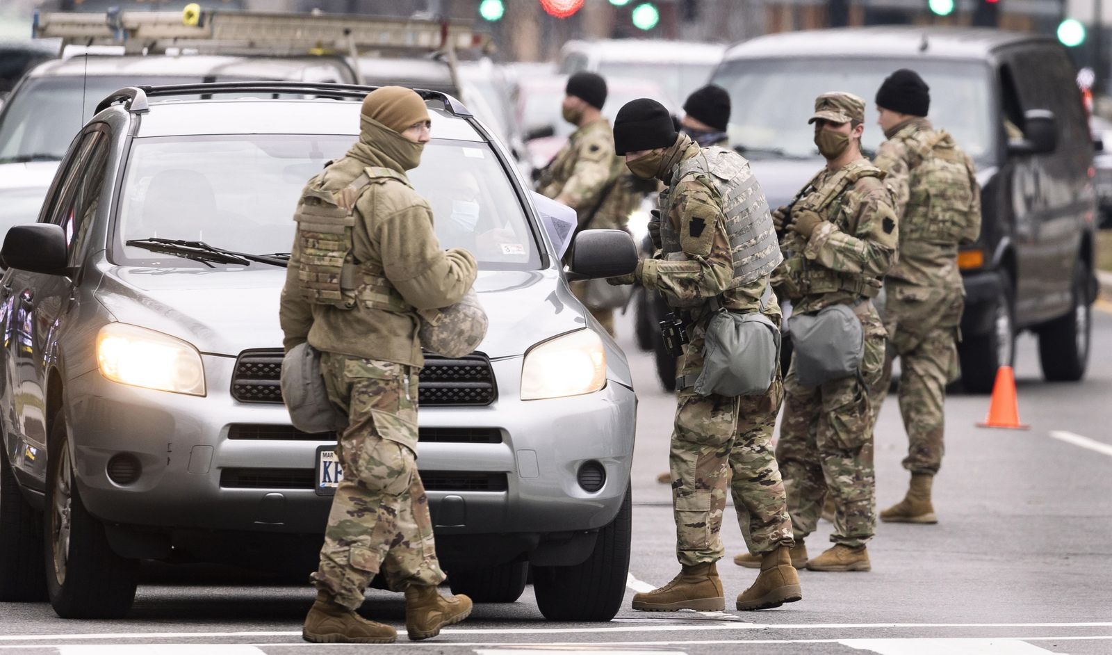 Tropas armadas de la Guardia Nacional de Pensilvania en un puesto de control en Washington.
