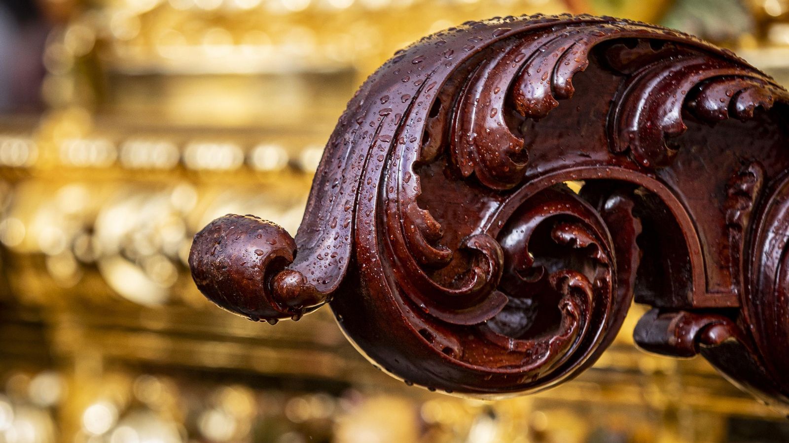 En imágenes,  El Prendimiento de San Fernando tuvo que volverse a su templo entre lágrimas y lluvia