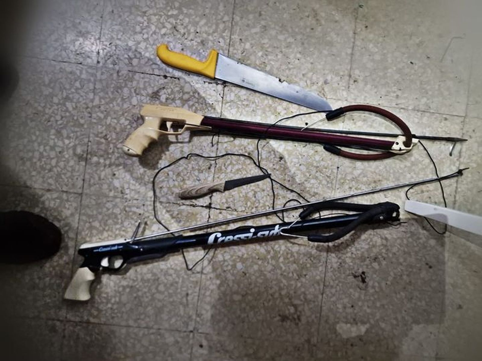 Armas que portaba el detenido en Chipiona.