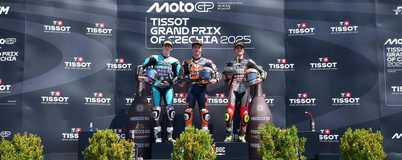 José Antonio Rueda, en el centro, y David Muñoz, a su izquierda, en el podio del circuito checo de Brno.