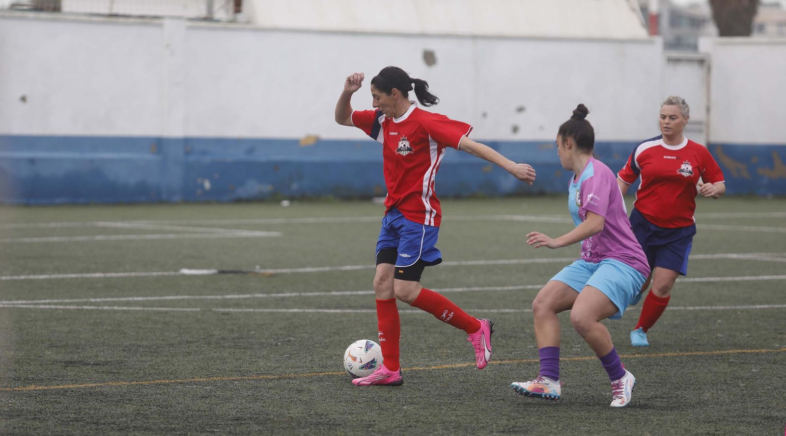 Las fotos de la primera jornada de la Liga Nacional de fútbol para veteranas, en La Línea