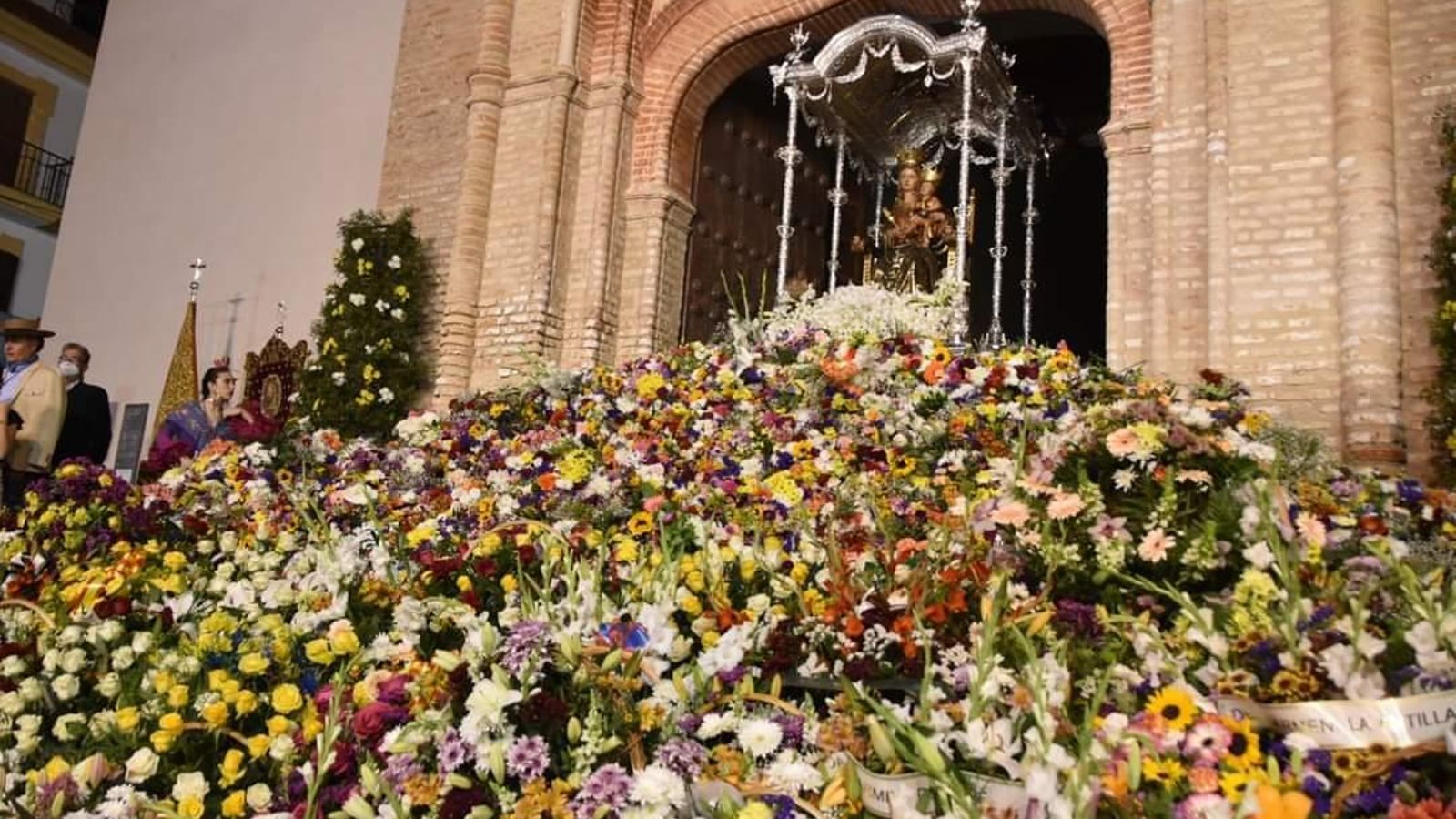 La majestuosa ofrenda a la Virgen de la Bella La majestuosa ofrenda a la Virgen de la Bella