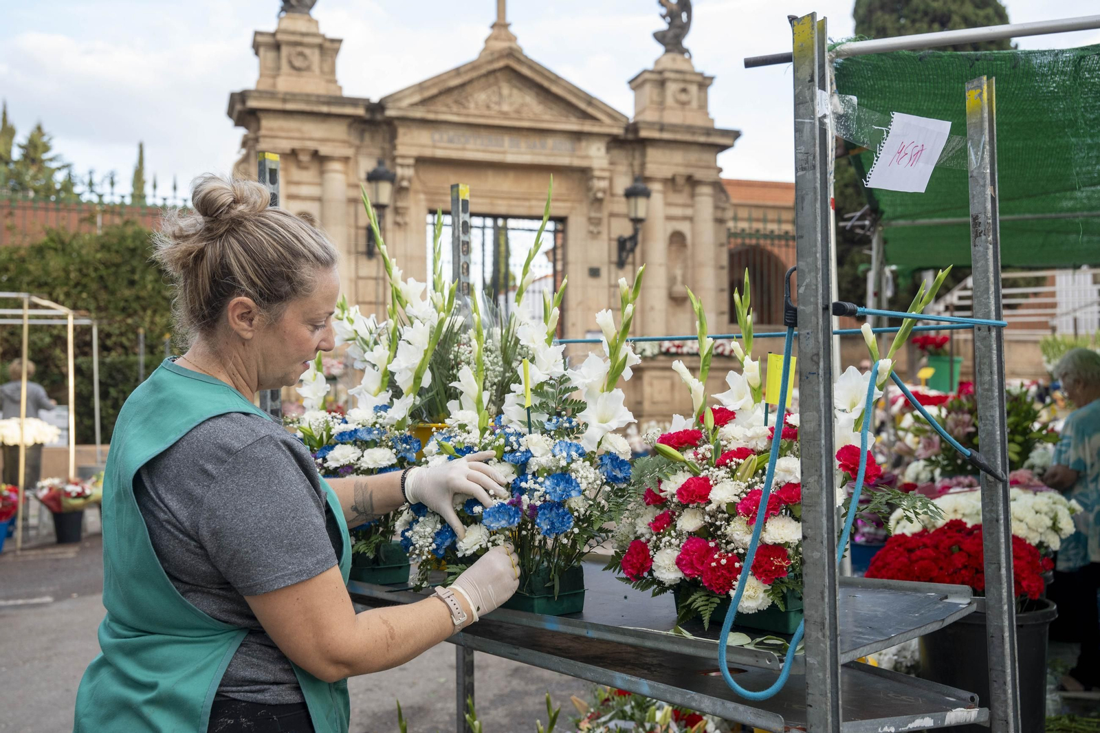 Así se preparan las flores para el Día de Los Santos en Almería