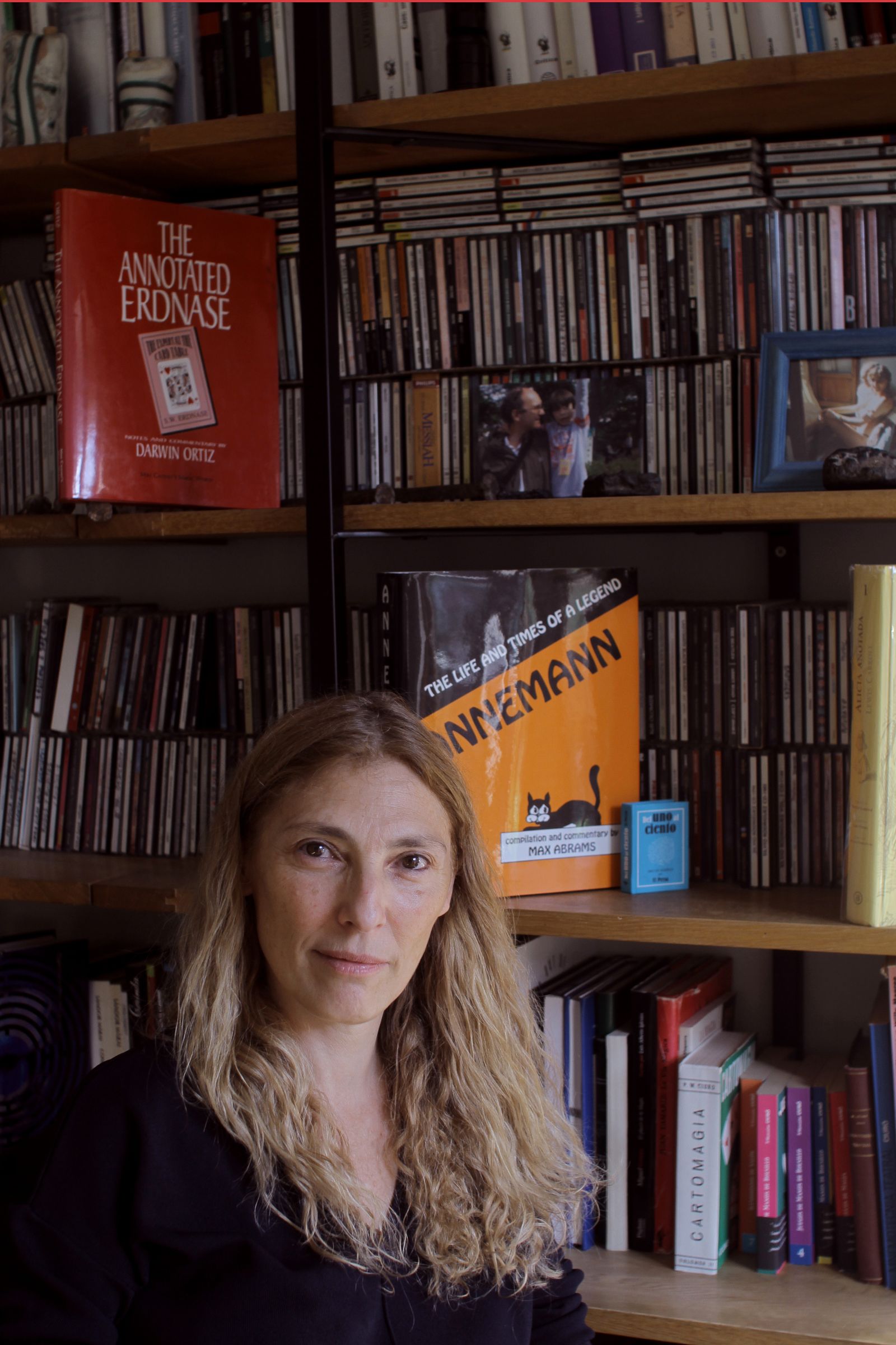 Laura Avilés posa junto a los libros publicados en su editorial.