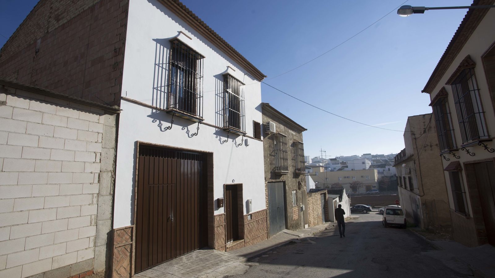 A la izquierda, la casa en la que los ladrones entraron a robar.