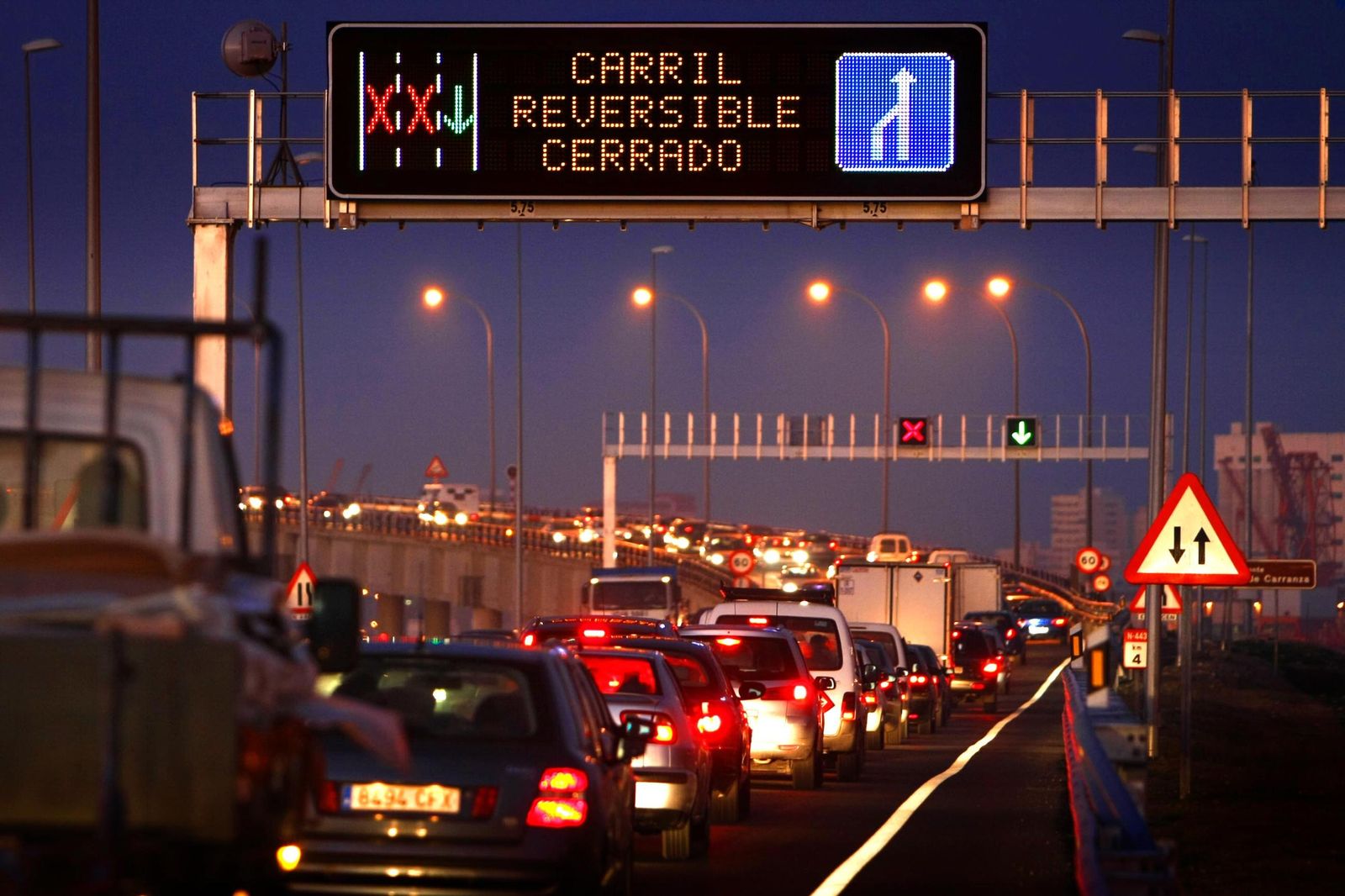 Circulacion saturada en el puente Carranza, en Cádiz
