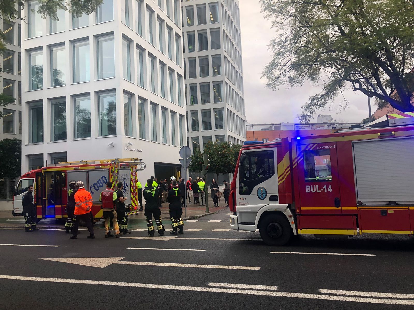 Desalojan el edificio de la Consejería de Fomento y  Vivienda al salir ardiendo un coche en el aparcamiento