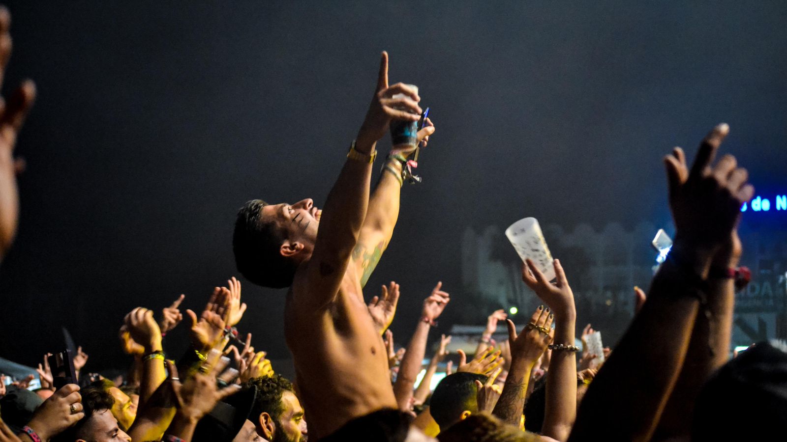 El público, en pleno culmen pasada la media noche. El público, en pleno culmen pasada la media noche.