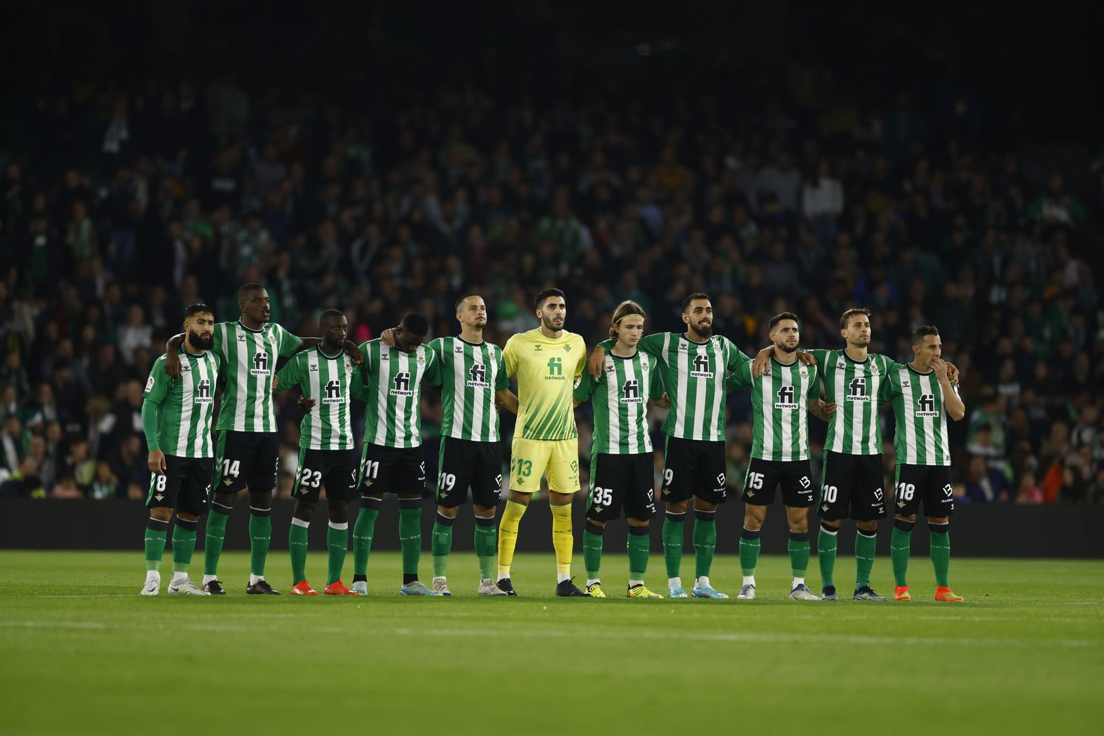 El once titular del Betis ante el Athletic guarda el minuto de silencio por el fallecimiento del padre de Luiz Henrique en la previa del partido disputado en el Benito Villamarín.