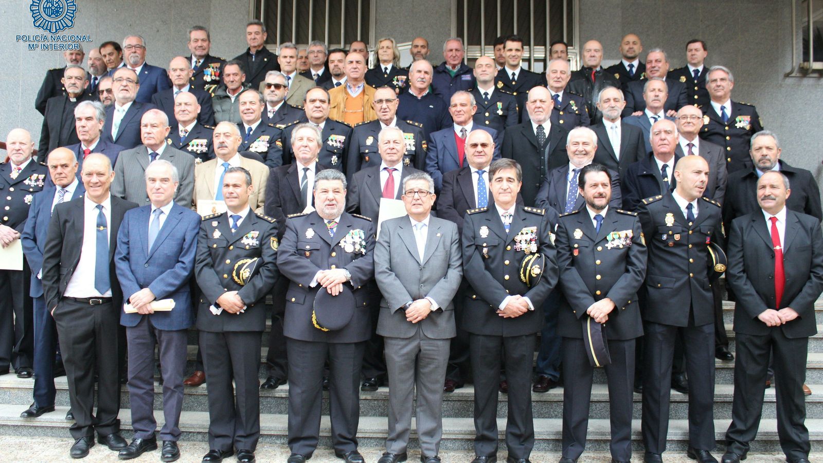 Foto de familia en la Jefatura Superior de Policía.