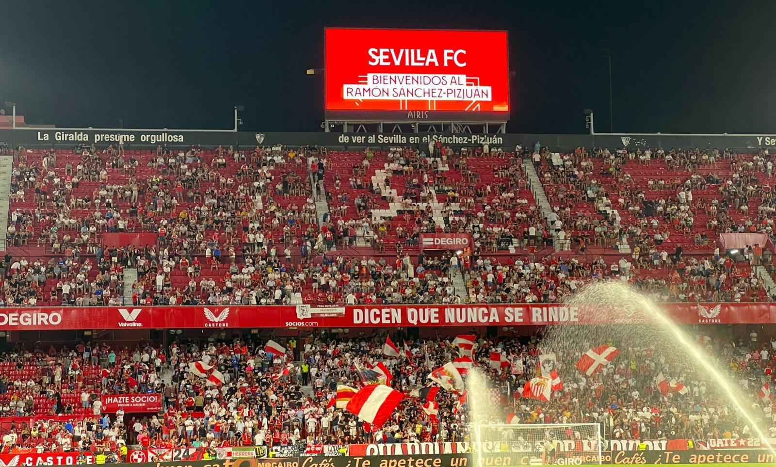 Aficionados en el Ramón Sánchez-Pizjuán antes del inicio del encuentro ante el Valladolid.