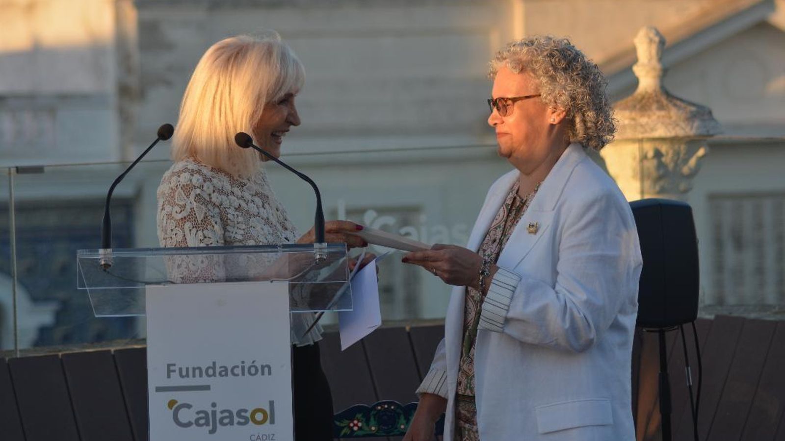 Susi Cigüela, durante la entrega del Premio a la vicepresidenta de ‘Calor en la Noche’, Encarna Orozco.
