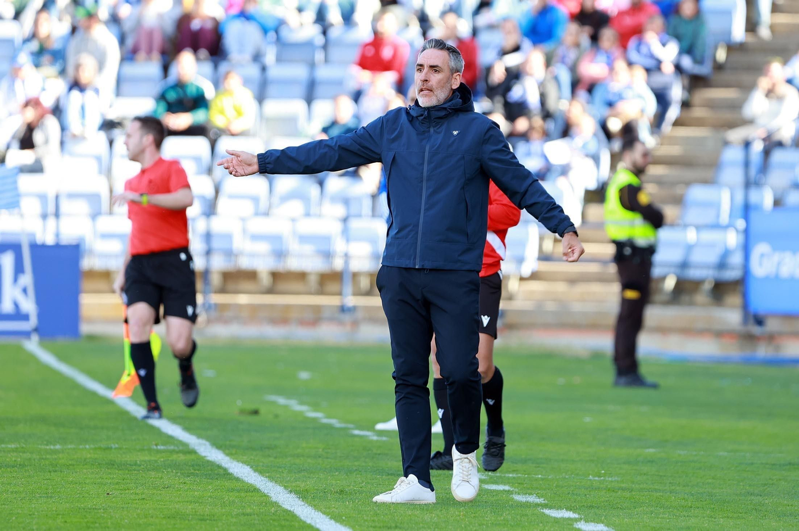 Abel Gómez en la banda del Nuevo Colombino.