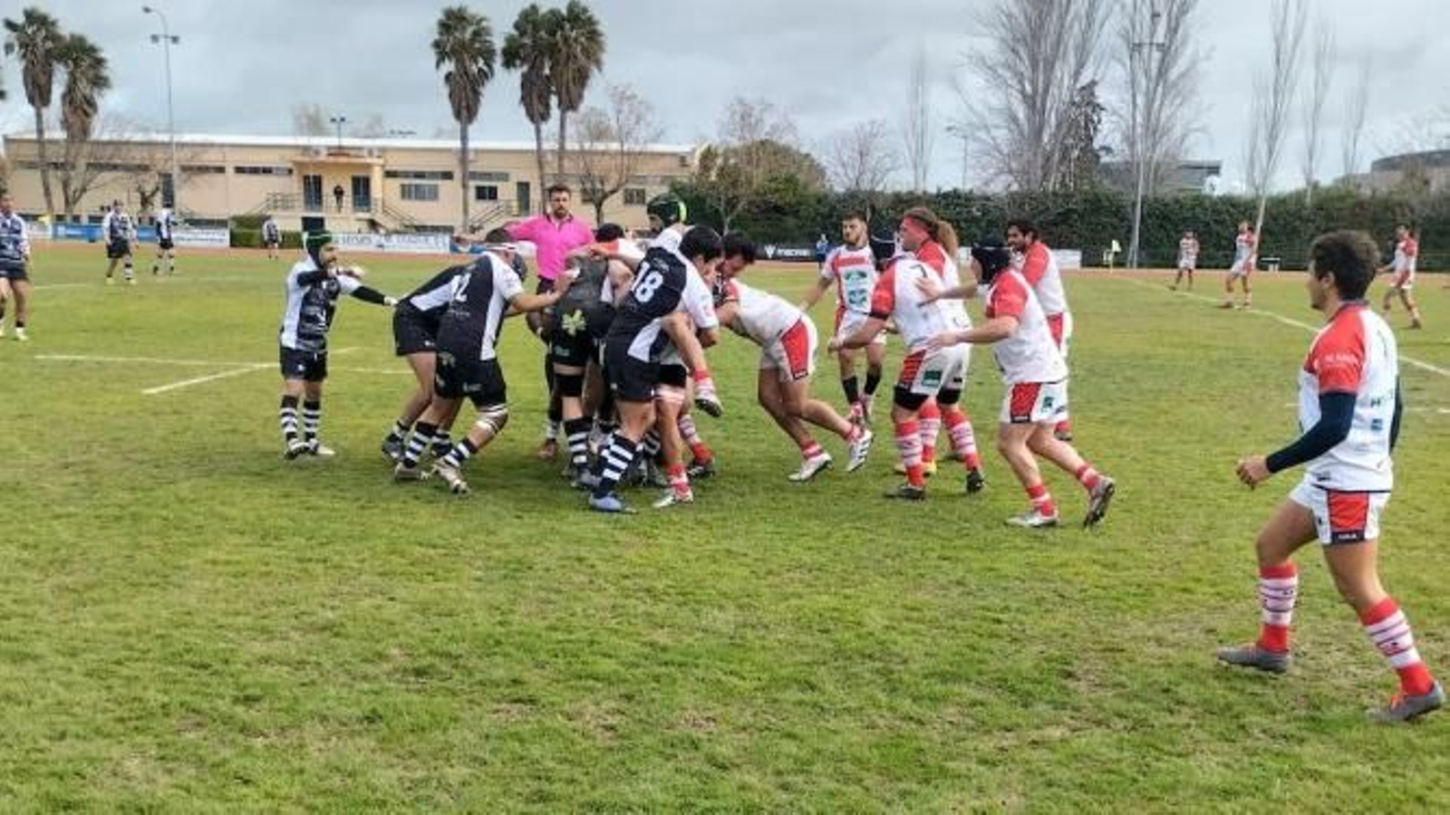 Ambos equipos disputan la pelota en una acción del encuentro.