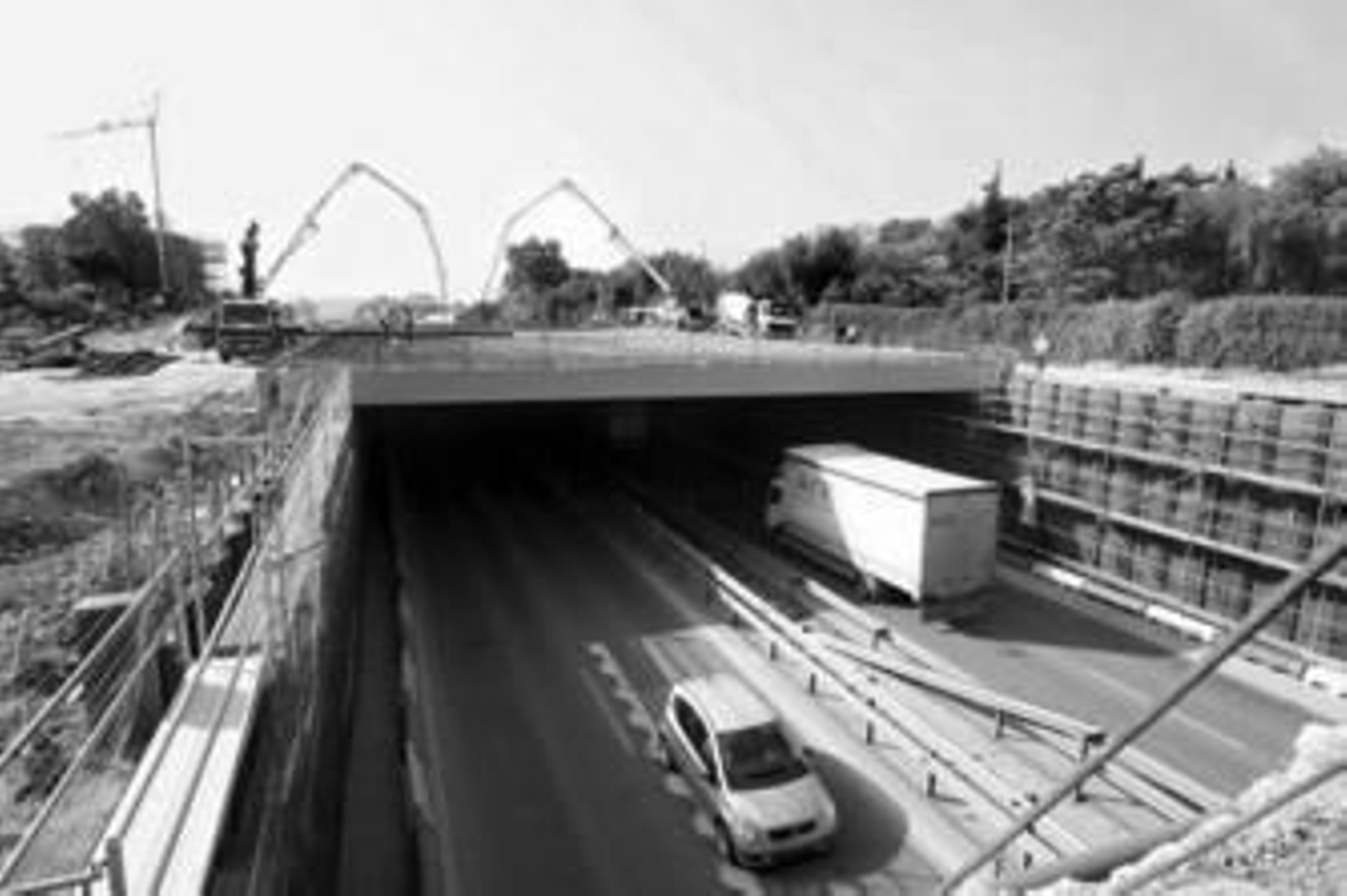 Obras de cubrimiento de la autovía de Coria a su paso por San Juan.