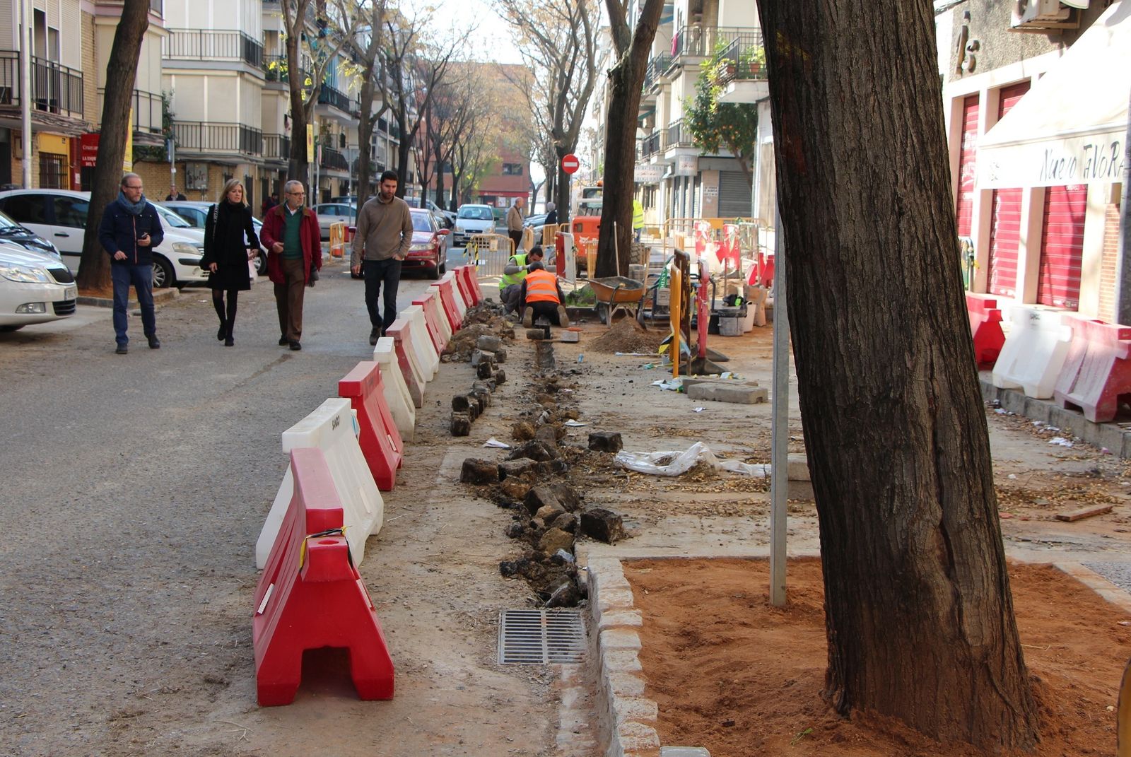 Visita municipal a las obras en la calle Juan Talavera Heredia, en el Cerro del Águila.
