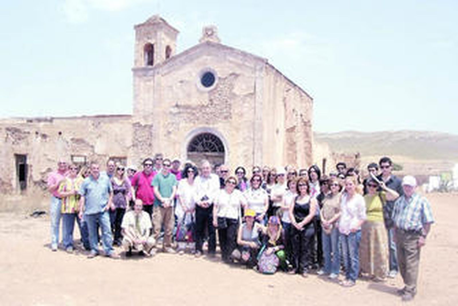 Imagen del grupo de personas que participaron ayer en la excursión poética junto a Joan Margait, a las puertas del Cortijo del Fraile.