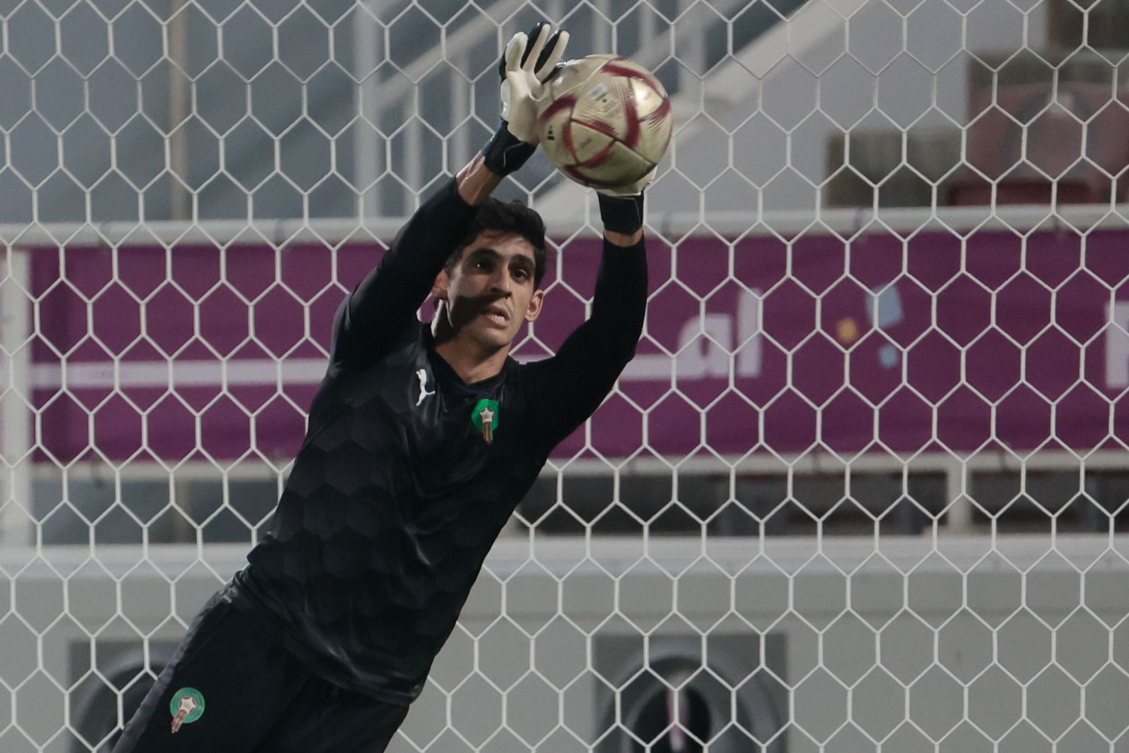 Bono se ejercita en el entrenamiento previo al Croacia-Marruecos del Mundial.