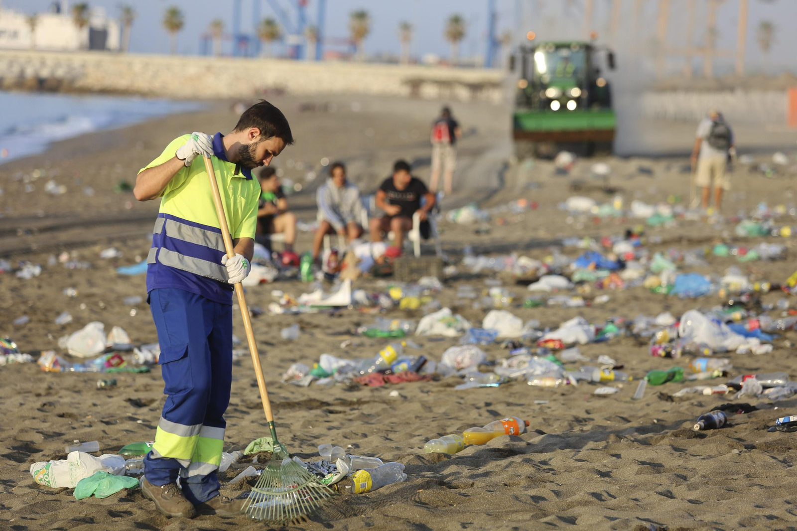 Las fotos de la basura en las playas de Málaga tras San Juan