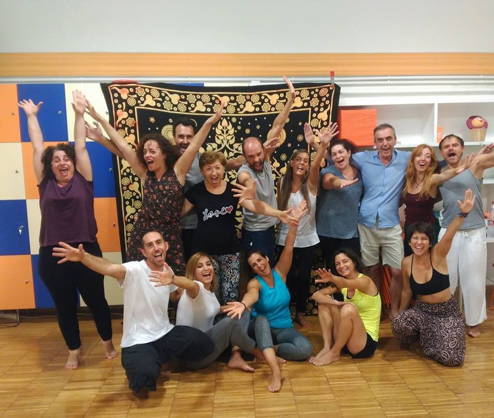 Alumnos en una de las clases de danza primal.