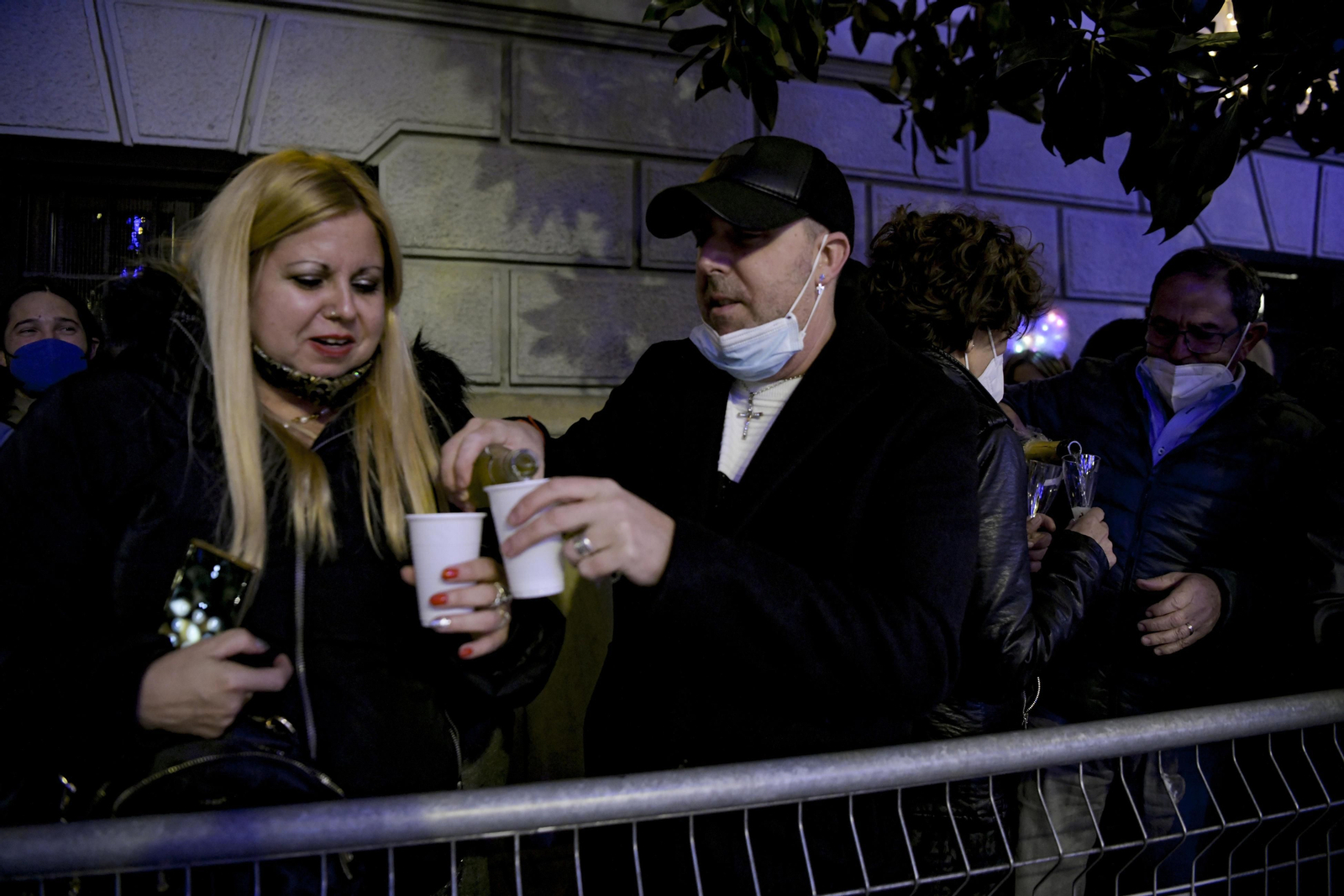 Así fue la Nochevieja 2021 en Granada, en imágenes: uvas en una Plaza del Carmen vallada y ambiente de fiesta en la calle