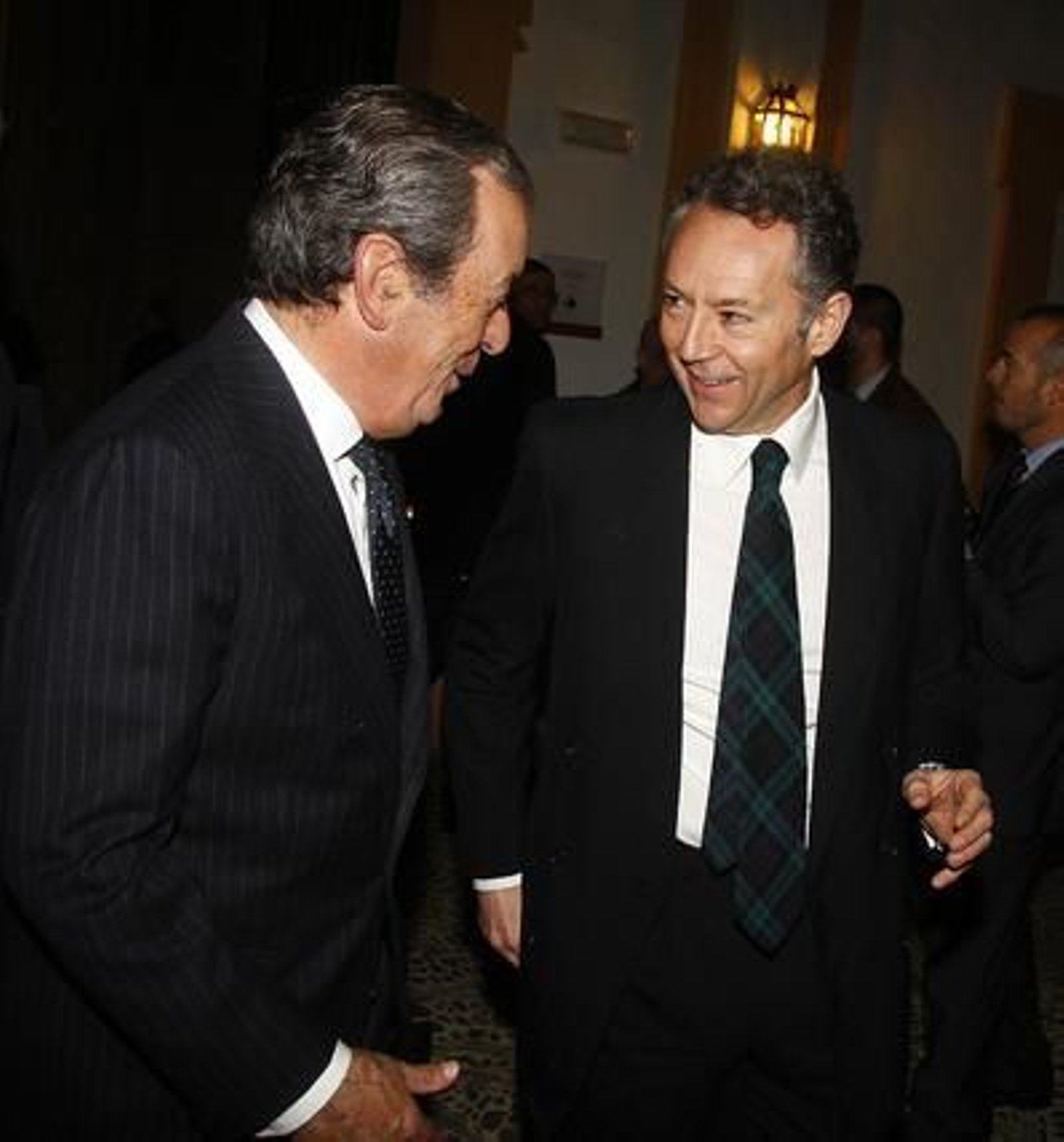 Javier Benjumea, teniente de hermano mayor de la Real Maestranza de Caballería de Sevilla, junto a José Joly. 

Foto: Antonio Pizarro / Juan Carlos Vázquez / Victoria Hidalgo / Manuel Gómez