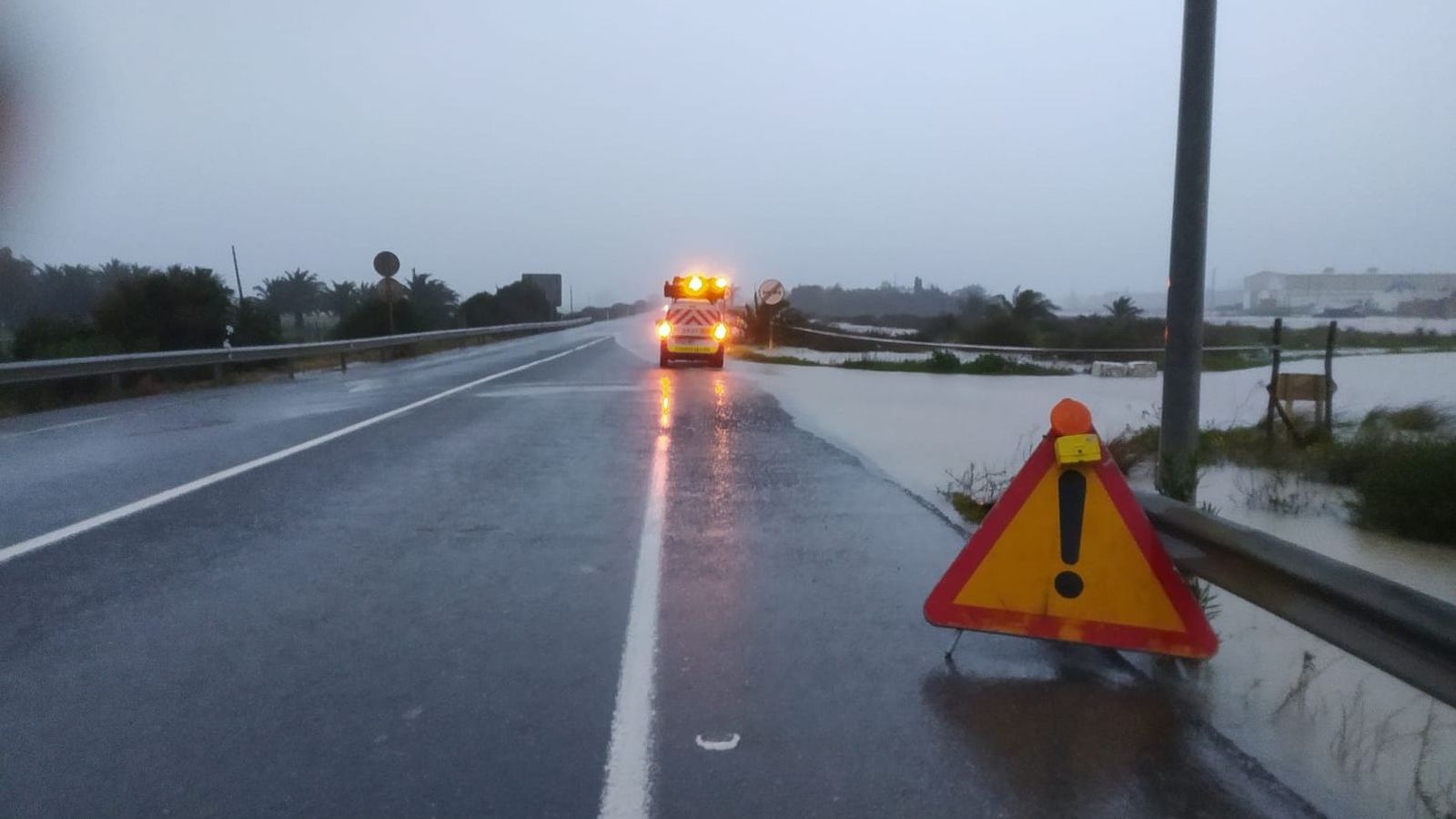Una de las carreteras afectadas por las lluvias en la provincia de Cádiz.