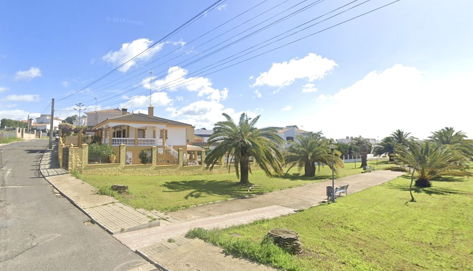 Ubicada entre marismas y playas, esta aldea pertenece al mismo tiempo a dos municipios