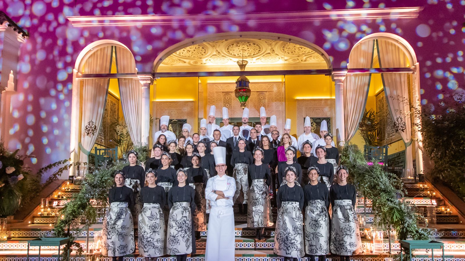 Delfín con su equipo de comercial, maîtres, cocina y camareras del evento.