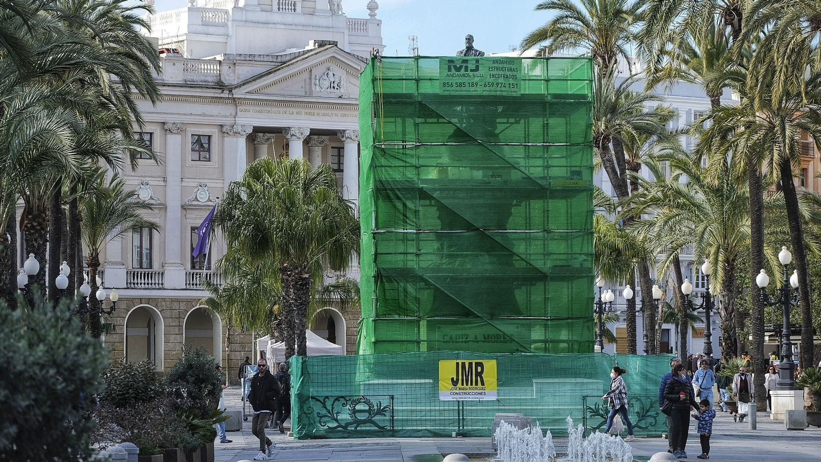 Trabajos de limpieza y restauración del Monumento a Moret.